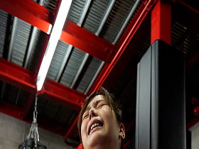 ジムにやってきた爆乳人妻！汗だくのスポブラおっぱいをメチャクチャに揉みしだいて中出し　月見伊織　サンプル画像18